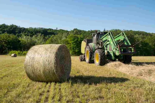 La saison 2020 des foins est ouverte... chez Guinet Père et Fils !, Vienne, La Ferme Guinet